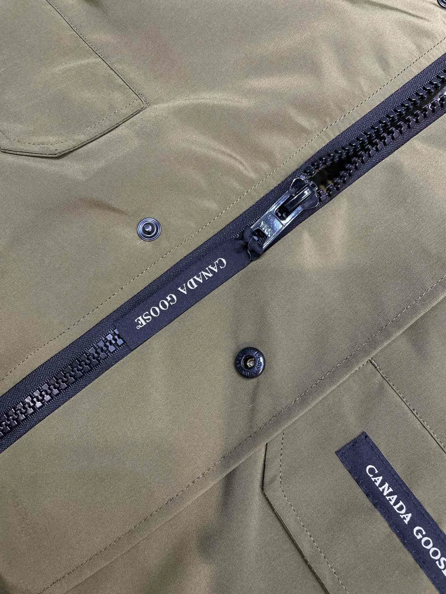 P780 high-end version Canada Goose Canada Goose #Chilliwack 7999M bomber jacket short down jacket/01 model #Men and Women Same Style# ➖ Genuine synchronous anti-counterfeiting chip sensor! ➖ Imported 21S polyester-cotton blended original fabric [last year’s 16S/18S hard fabrics have been completely eliminated, this year all use 21S genuine synchronous fabrics, the soft mid-strap feels delicate and textured], genuine synchronous Feather-Light 10D waterproof coating fabric, made of 84.5 polyester fiber and 15.5 cotton, 100% the best feel in the entire network! ➖ The genuine official website is synchronized with the national standard 80 white duck down, you can check the official website customer service, there will never be a series of misleading claims such as 90 down or goose down! ➖ Using the best nylon lining with double double-layer sealing design, velvet-proof No. 7 needle + grid-filled down ready-made garments, there is 100% no so-called velvet running! ➖ The cuffs are designed with thickened seamless threads, and the collar and pockets are lined with top-quality polar fleece to keep you warm and comfortable! ➖ Yoshida YKK provides original custom-made electroplated sliders. YKK two-way lockable zippers are tight and smooth and will not peel off paint! ➖ 3M composite guarantees that the Velcro is the same as the original, durable, and all accessories and hardware are custom-made! ➖ Imported BEHRINGER embroidery machine to customize the 10,000-needle embroidery logo, 98% of which can be reproduced to restore the original logo. You can check and compare on the official website! ➖ The fur collars are all made of large pieces of Western Canadian blue wolf hide, ensuring that each fur collar is 13-15cm wide!   Size:XS-XXL